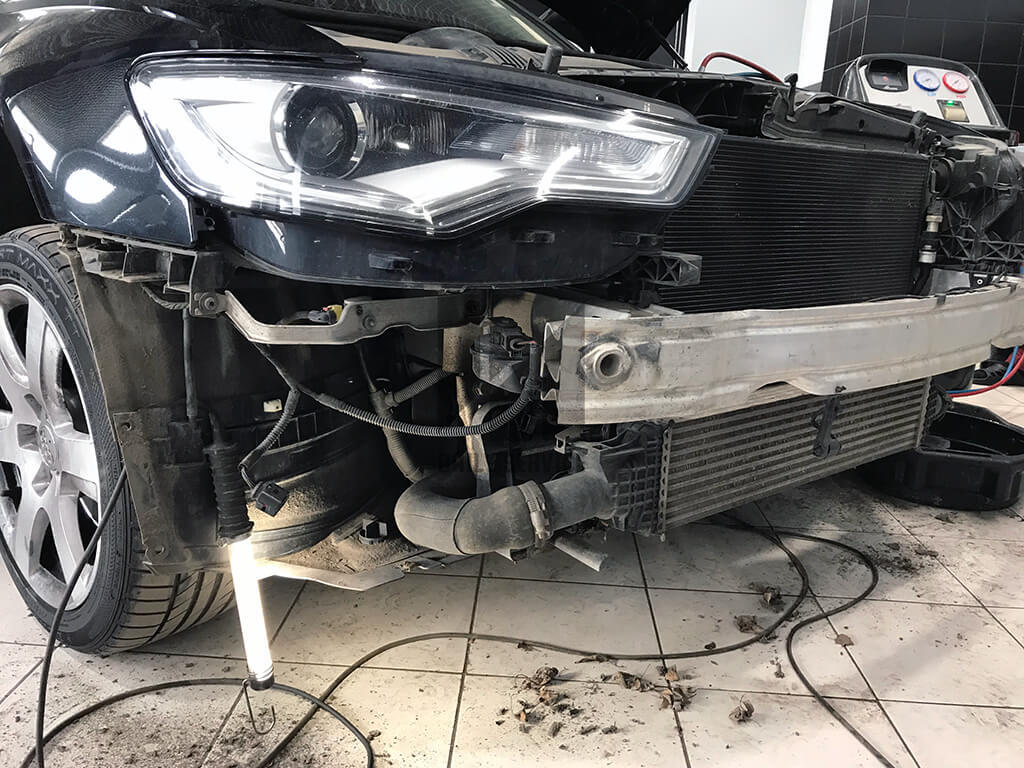 Замена радиатора концидионера Audi A6 allroad в Санкт-Петербурге в СТО Motul Garage