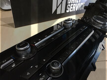 BMW X5 F15 − Покраска элементов салона в черный глянец